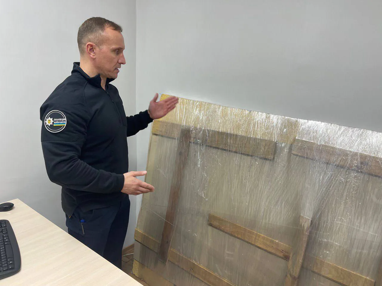 Мужчине, пытавшемуся украсть граффити Бэнкси в Киевской области, сообщено о подозрении. Фото