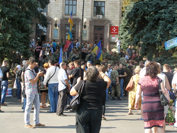 У Дніпропетровську матір загиблого під Іловайськом бійця слухали на колінах - фото 1 У Дніпропетровську матір загиблого під Іловайськом бійця слухали на колінах - фото 1 dqxikeidqxidqeant
