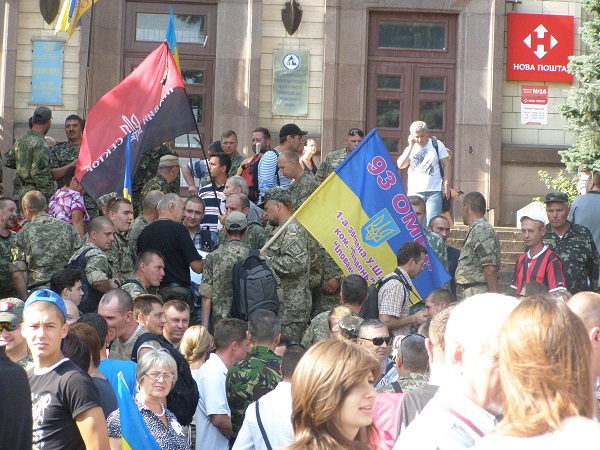 У Дніпропетровську матір загиблого під Іловайськом бійця слухали на колінах - фото 2 У Дніпропетровську матір загиблого під Іловайськом бійця слухали на колінах - фото 2