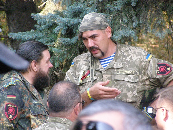 У Дніпропетровську матір загиблого під Іловайськом бійця слухали на колінах - фото 6 У Дніпропетровську матір загиблого під Іловайськом бійця слухали на колінах - фото 6