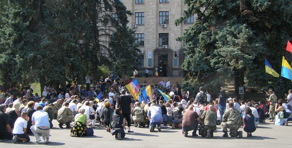 У Дніпропетровську матір загиблого під Іловайськом бійця слухали на колінах - фото 8 У Дніпропетровську матір загиблого під Іловайськом бійця слухали на колінах - фото 8