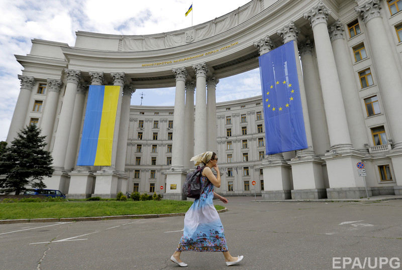 В данное время Украина проходит через выбор между двумя магистральными в нашем регионе dqxikeidqxidqeant