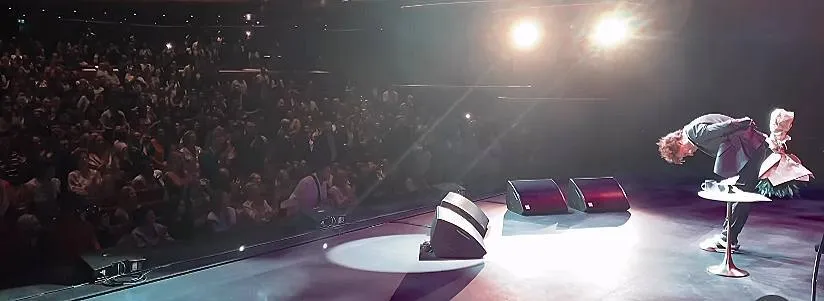 Максим Галкін на концерті в Дубаї вигукнув ’’Героям слава’’, зал зустрів оваціями. Відео dqxikeidqxidqeant