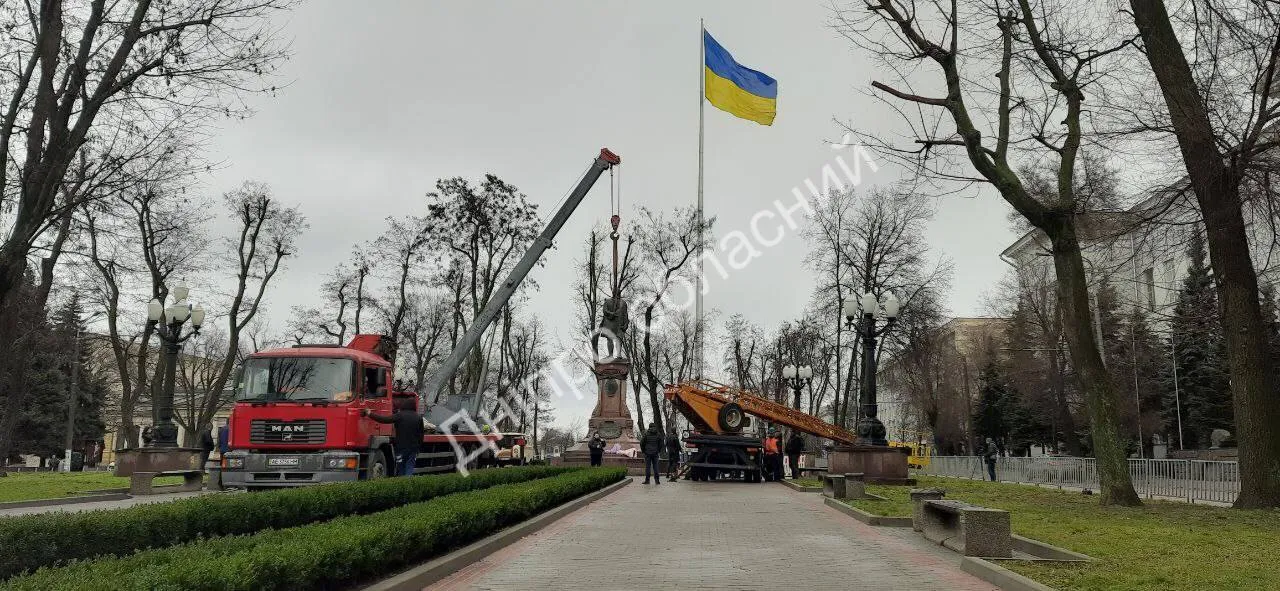 В Днепре демонтировали памятник российскому ученому Ломоносову. Фото