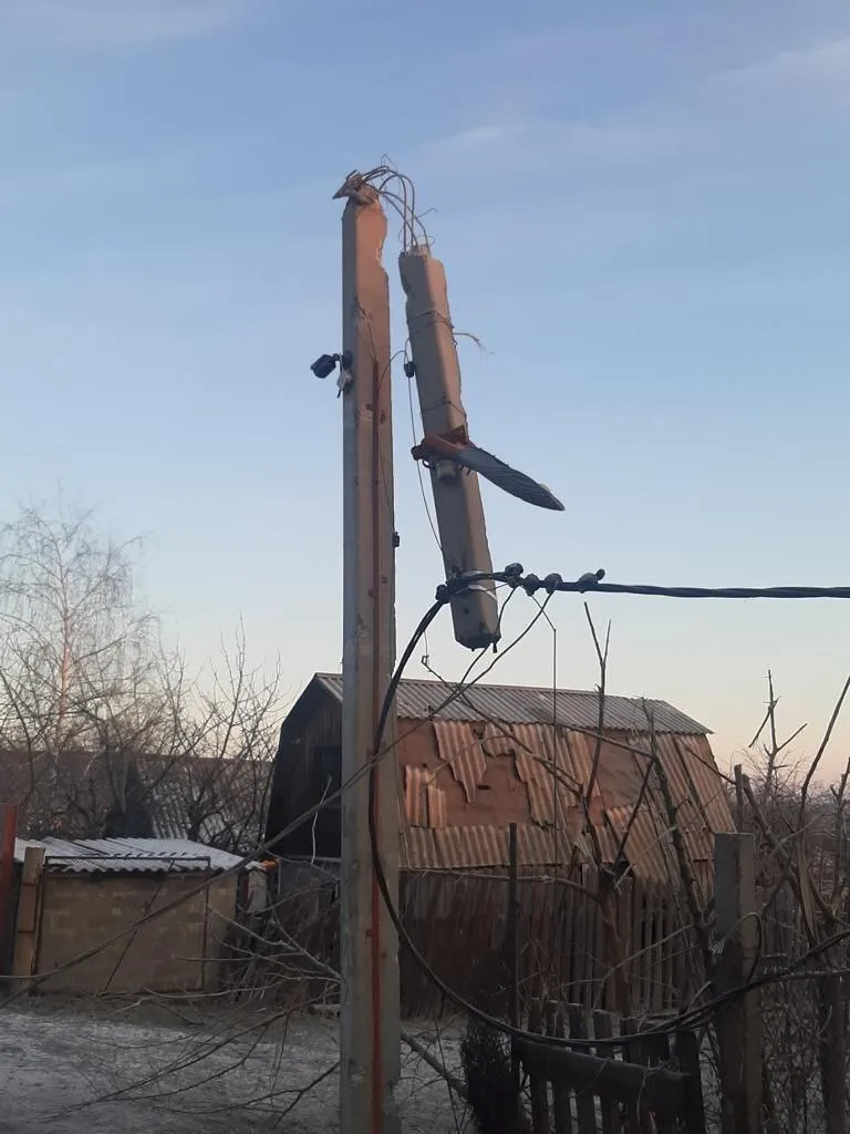 оккупанты перебили столб линии электропередач