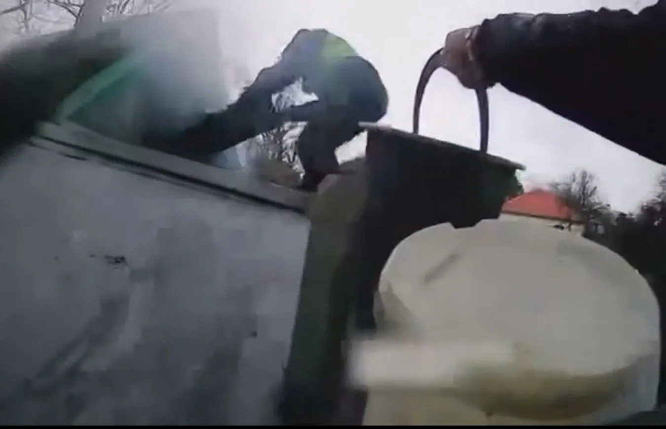 В Киевской области полицейские предотвратили тяжелые последствия, почти потушив пожар до приезда спасателей. Видео события dqxikeidqxidqeant