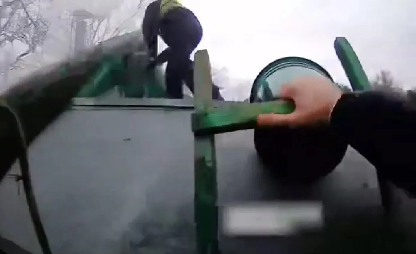 На Київщині поліцейські запобігли тяжким наслідкам, майже загасивши пожежу до приїзду рятувальників. Відео події