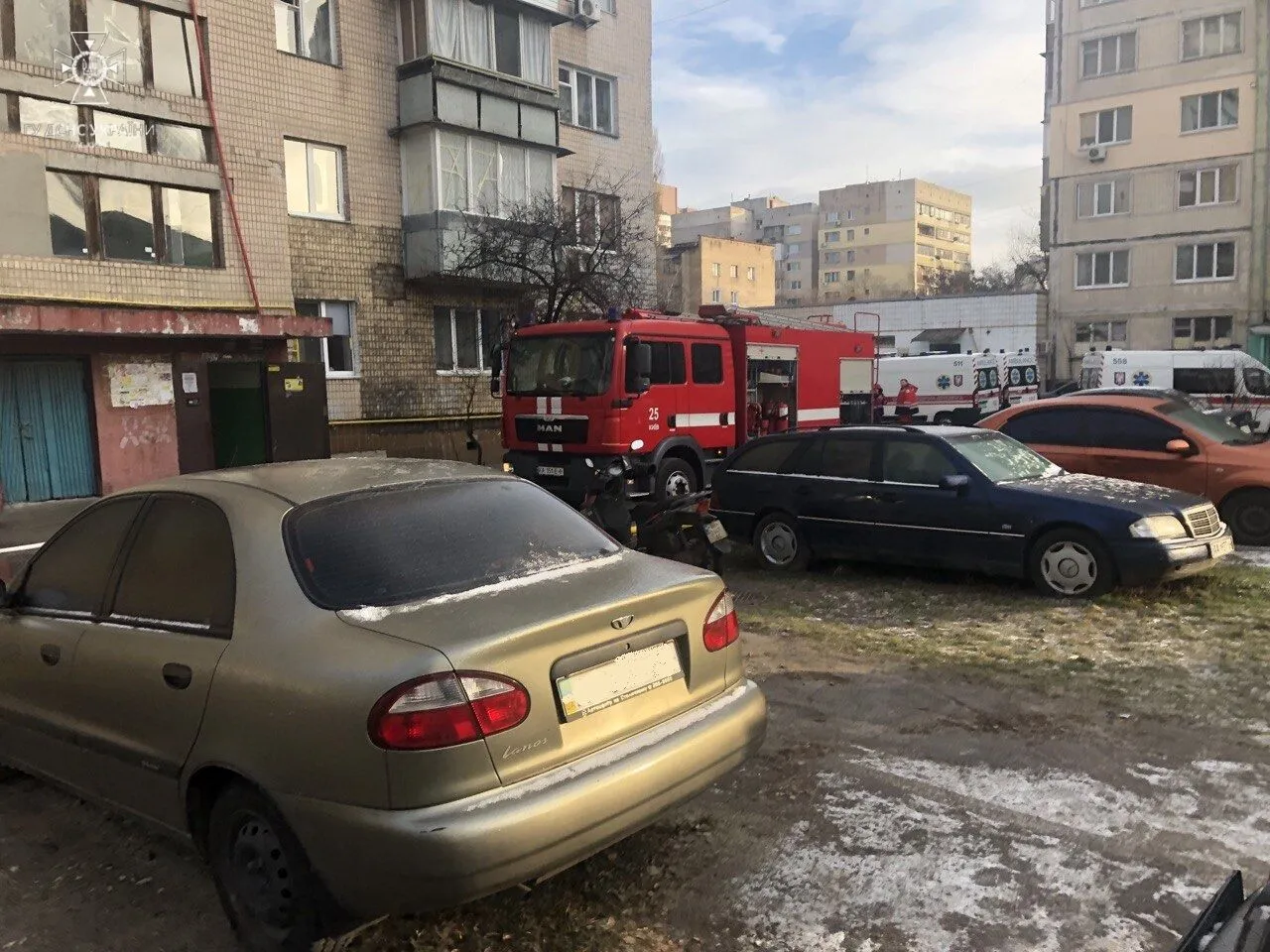 У Києві бійці ДСНС врятували трьох осіб з палаючої квартири. Фото dqxikeidqxidqrant