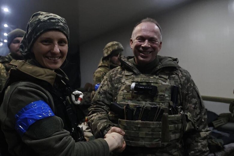 Сирський обговорив ситуацію на передовій із командирами підрозділів, які захищають Бахмут та Соледар 06