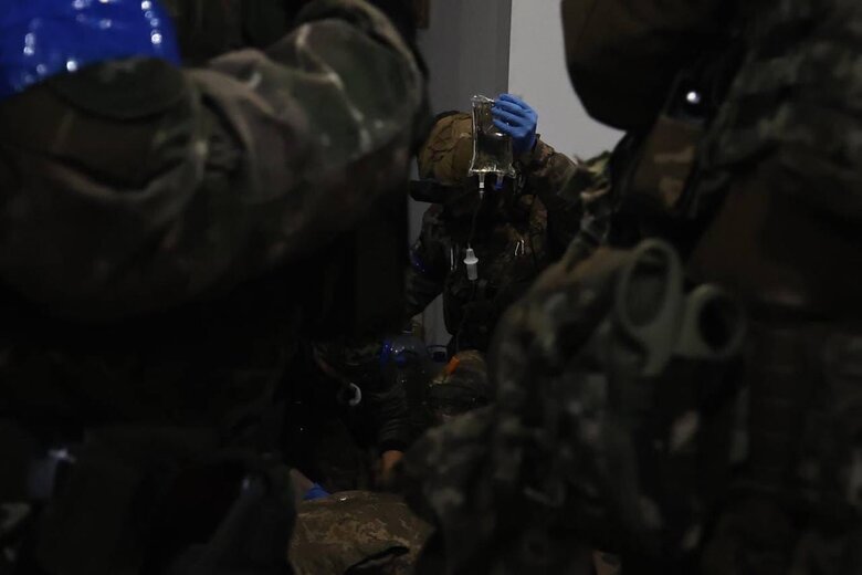 Сырский обсудил ситуацию на передовой с командирами подразделений, защищающих Бахмут и Соледарь 04