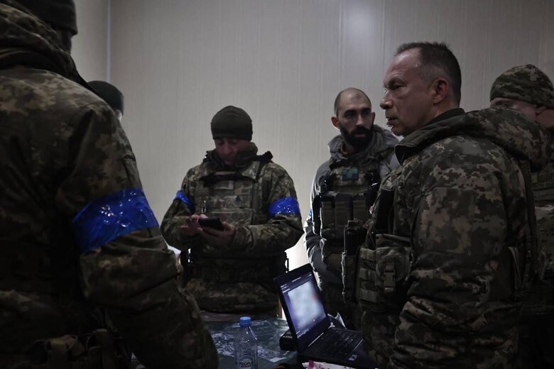 Сырский обсудил ситуацию на передовой с командирами подразделений, защищающих Бахмут и Соледарь 07