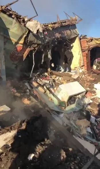 Війська РФ завдали ракетного удару по селу на Харківщині: постраждали семеро людей, серед них дитина dqxikeidqxidqeant