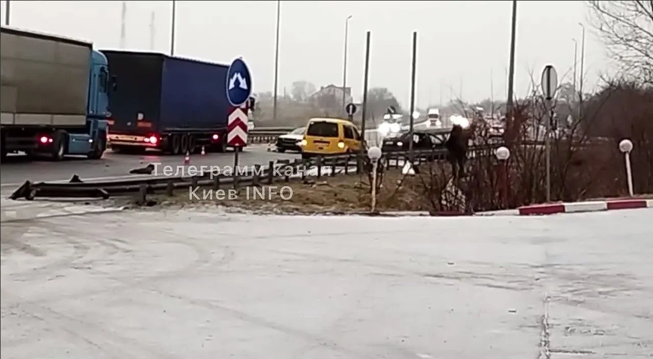 На Киевщине вблизи Макарова произошло масштабное ДТП: образовалась большая пробка. Видео