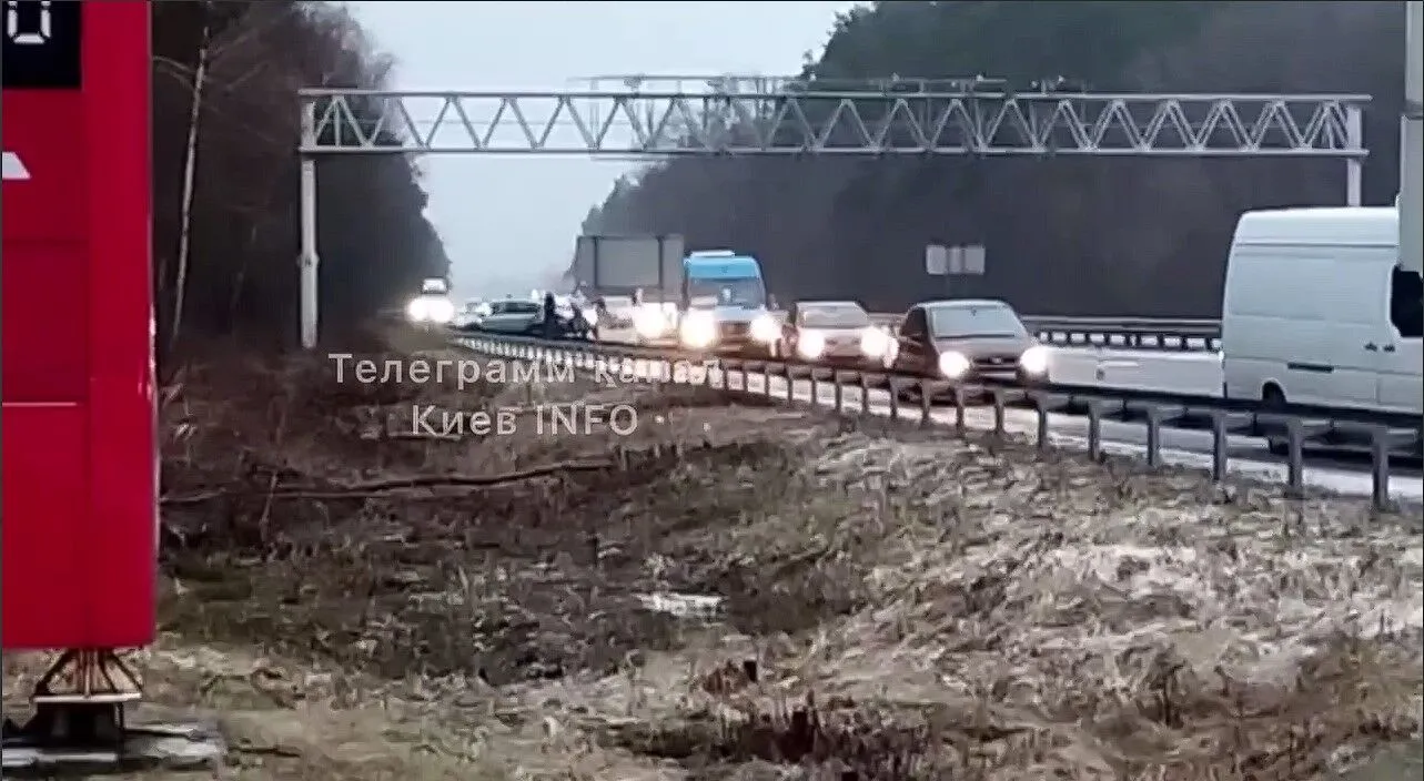 На Київщині поблизу Макарова сталась масштабна ДТП: утворився великий затор. Відео dqxikeidqxidqrant