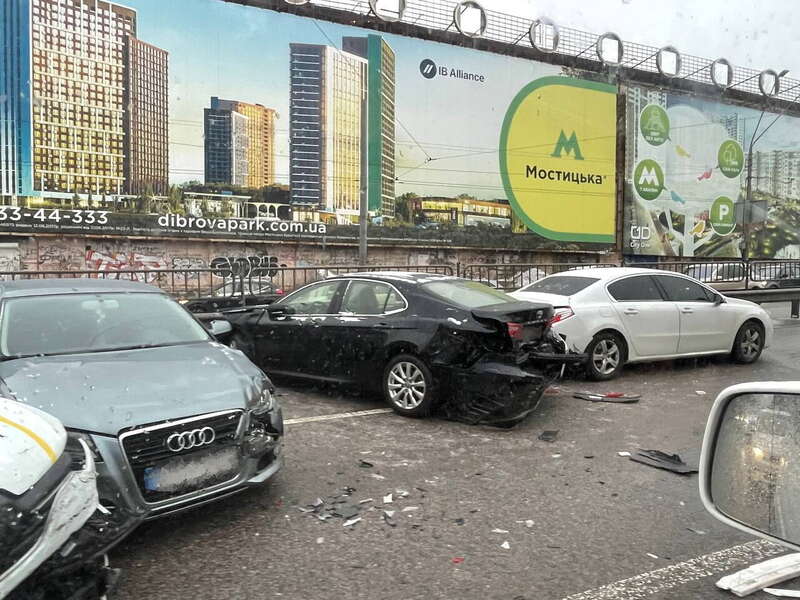 В Киеве с утра из-за гололеда произошло более 30 ДТП: есть пострадавшие. Фото и видео