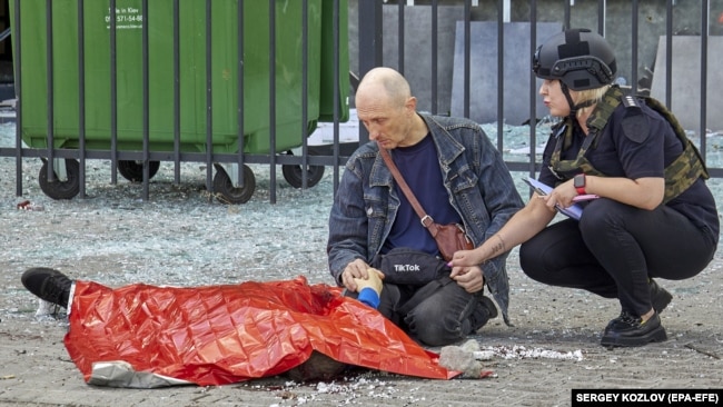 Ця 13-річна дитина загинула на автобусній зупинці у Харкові під час російського ракетного обстрілу. Фото 20 липня 2022 року