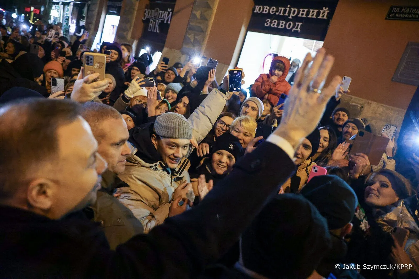 Під оплески та схвальні овації: львів’яни влаштували президенту Польщі Анджею Дуді теплу зустріч. Фото і відео