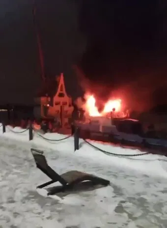 Пожар вспыхнул утром: в Москве в порту сгорел буксир ’’Адлер’’. Фото и видео dqxikeidqxidqrant