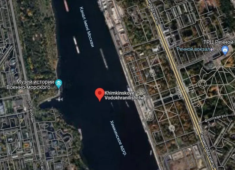 Пожар вспыхнул утром: в Москве в порту сгорел буксир ’’Адлер’’. Фото и видео