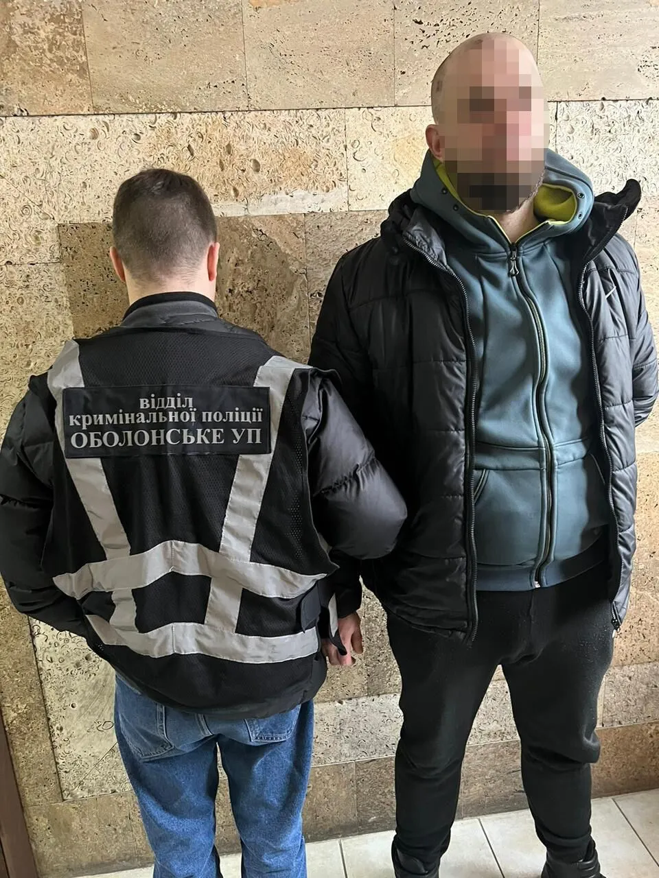 В Киеве пьяный мужчина обокрал таксиста и пытался скрыться на его авто. Фото