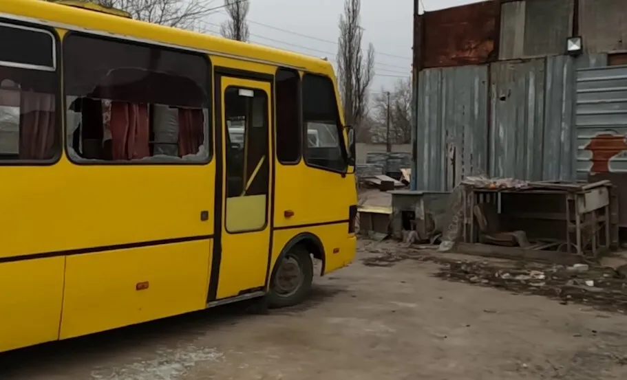 Оккупанты обстреляли базу с коммунальными автобусами в Херсоне: есть раненый. Видео dqxikeidqxidqeant