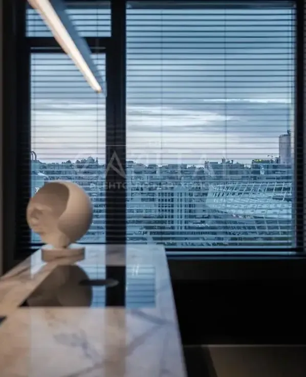 Расположена квартира в жилом комплексе закрытого типа с собственной инфраструктурой