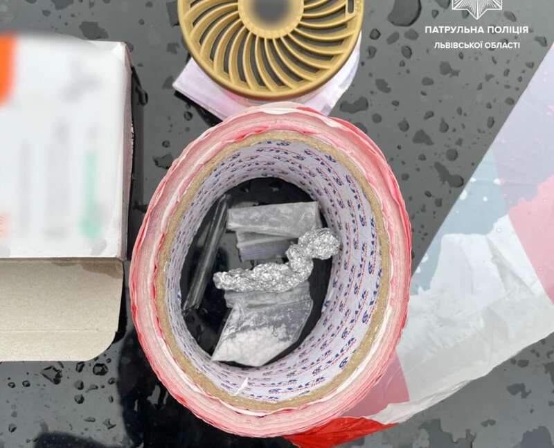 Жителька Львова під наркотиками возила із собою в авто контейнер із сечею dqxikeidqxidqrant