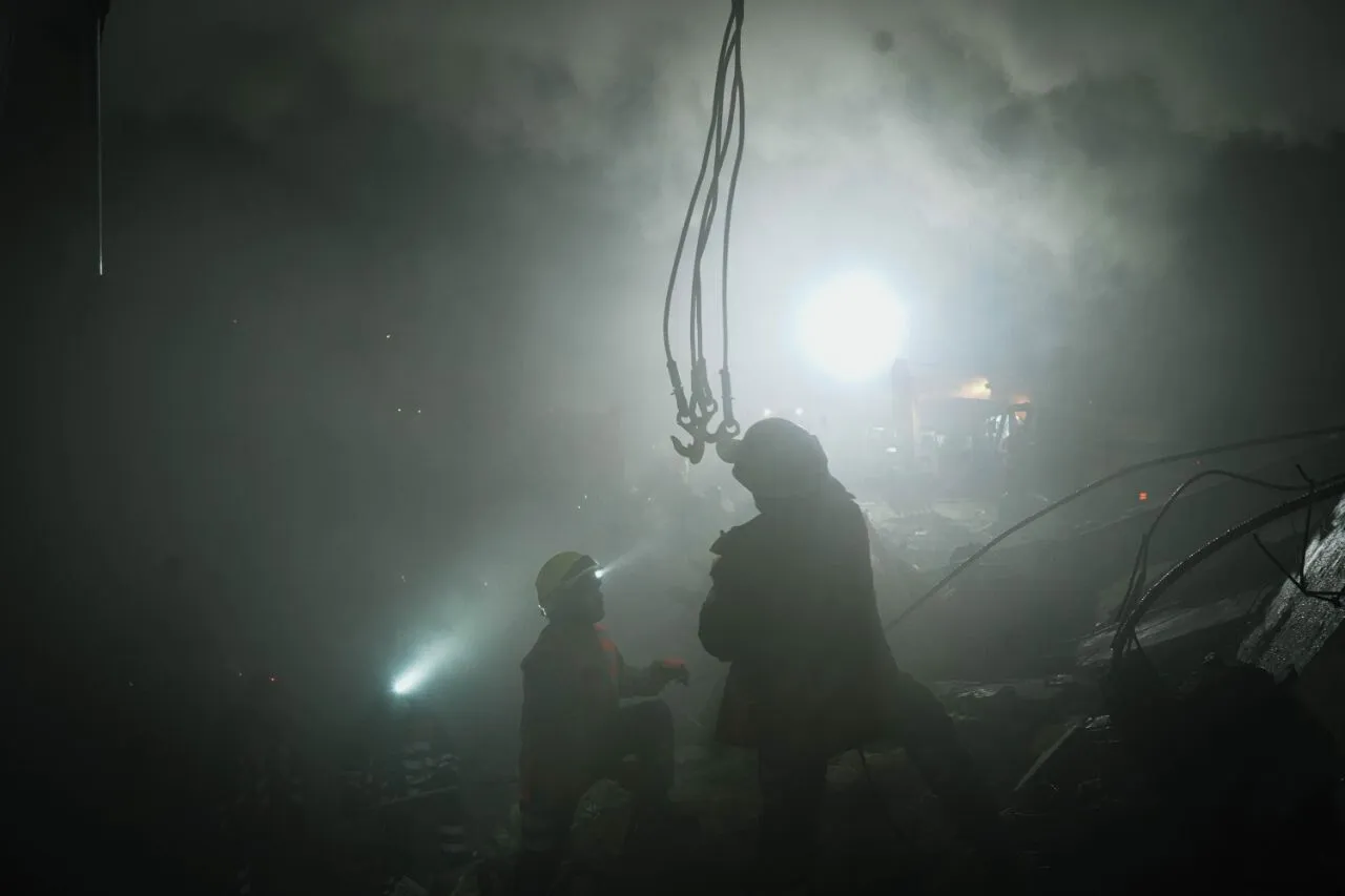 Вночі у Дніпрі продовжували розбирати завали