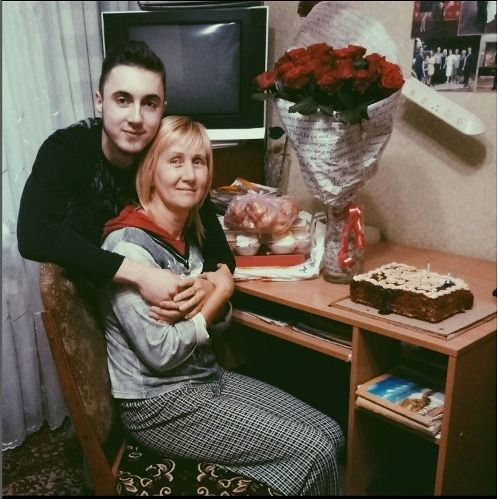 Евгений Галич со своей мамой, 1 ноября 2016 года Євген Галич зі своєю мамою, 1 листопада 2016 року