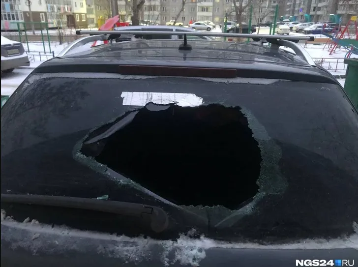 Розбите скло із Z-символікою. dqxikeidqxidqeant