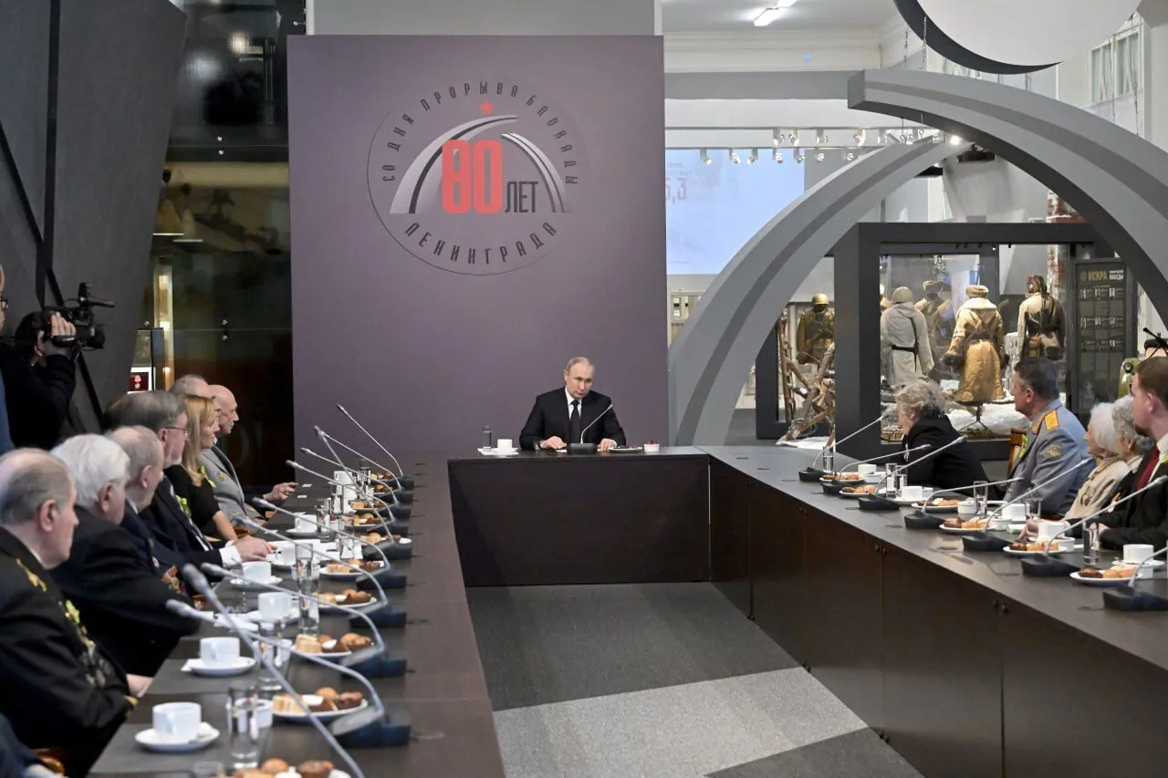 Ветеранів і жителів блокадного Ленінграда відсадили на кілька метрів на зустрічі з Путіним. Фото dqxikeidqxidqrant