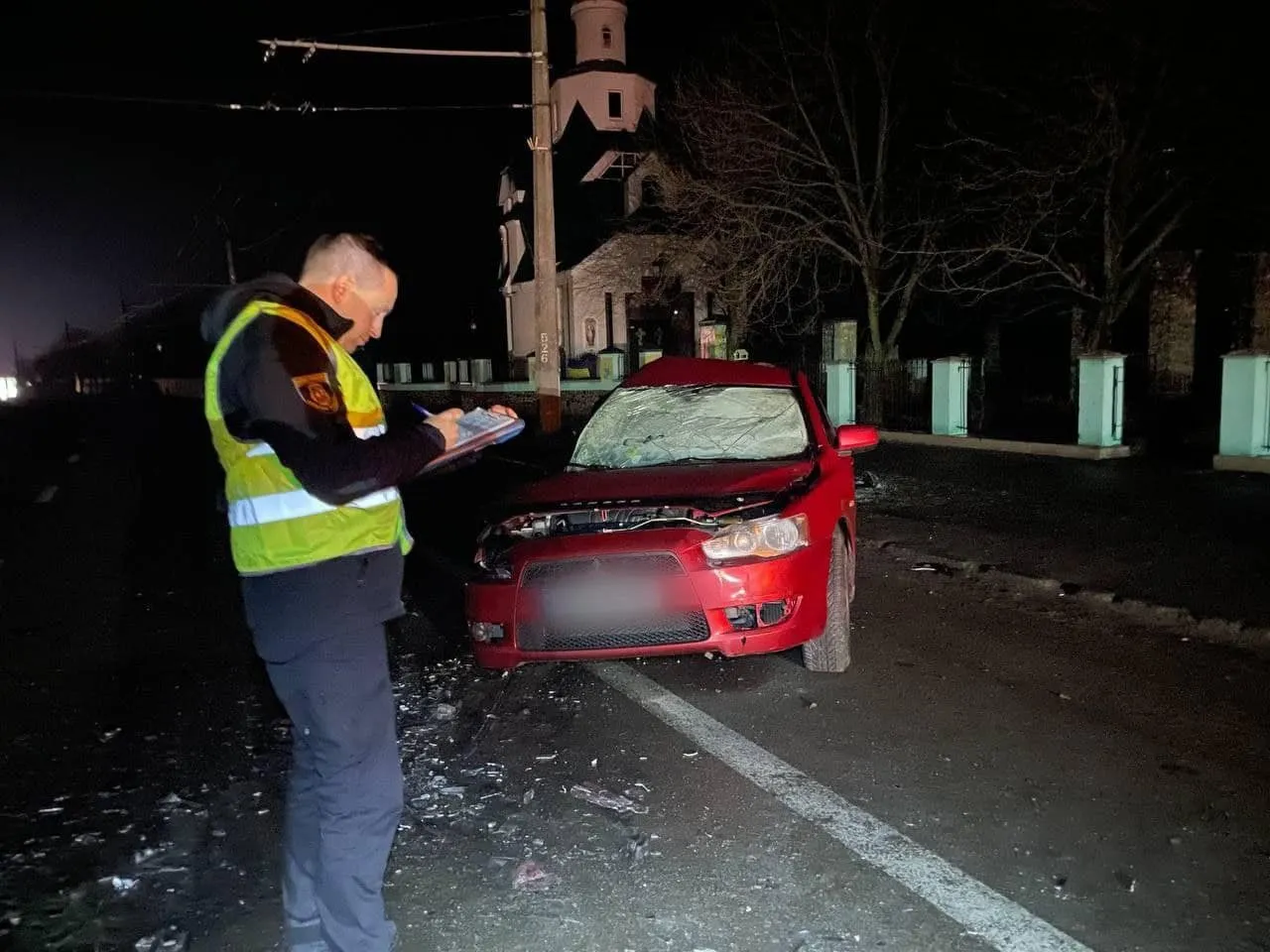 На Київщині зіткнулися два легковики: внаслідок ДТП постраждав вагітний. Фото dqxikeidqxidqeant
