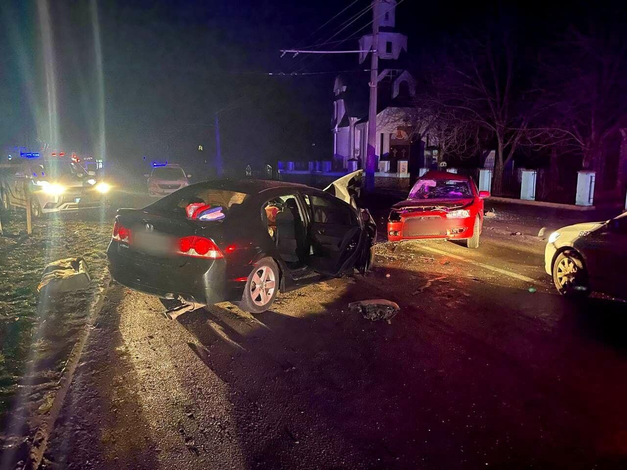 На Київщині зіткнулися два легковики: внаслідок ДТП постраждав вагітний. Фото