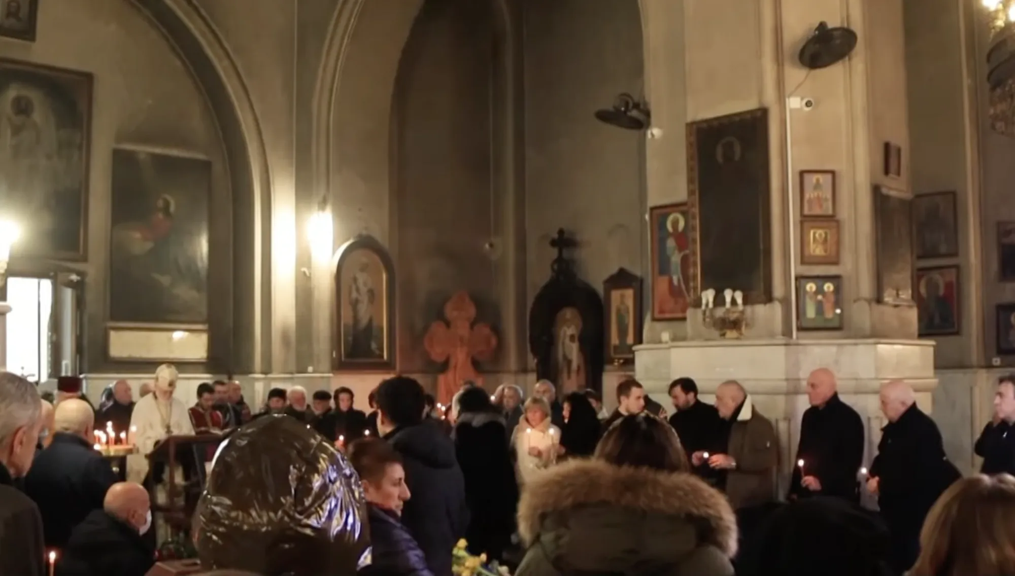 Труну Вахтанга Кікабідзе вкрили українським прапором: як пройшло прощання з актором у Тбілісі dqxikeidqxidqrant