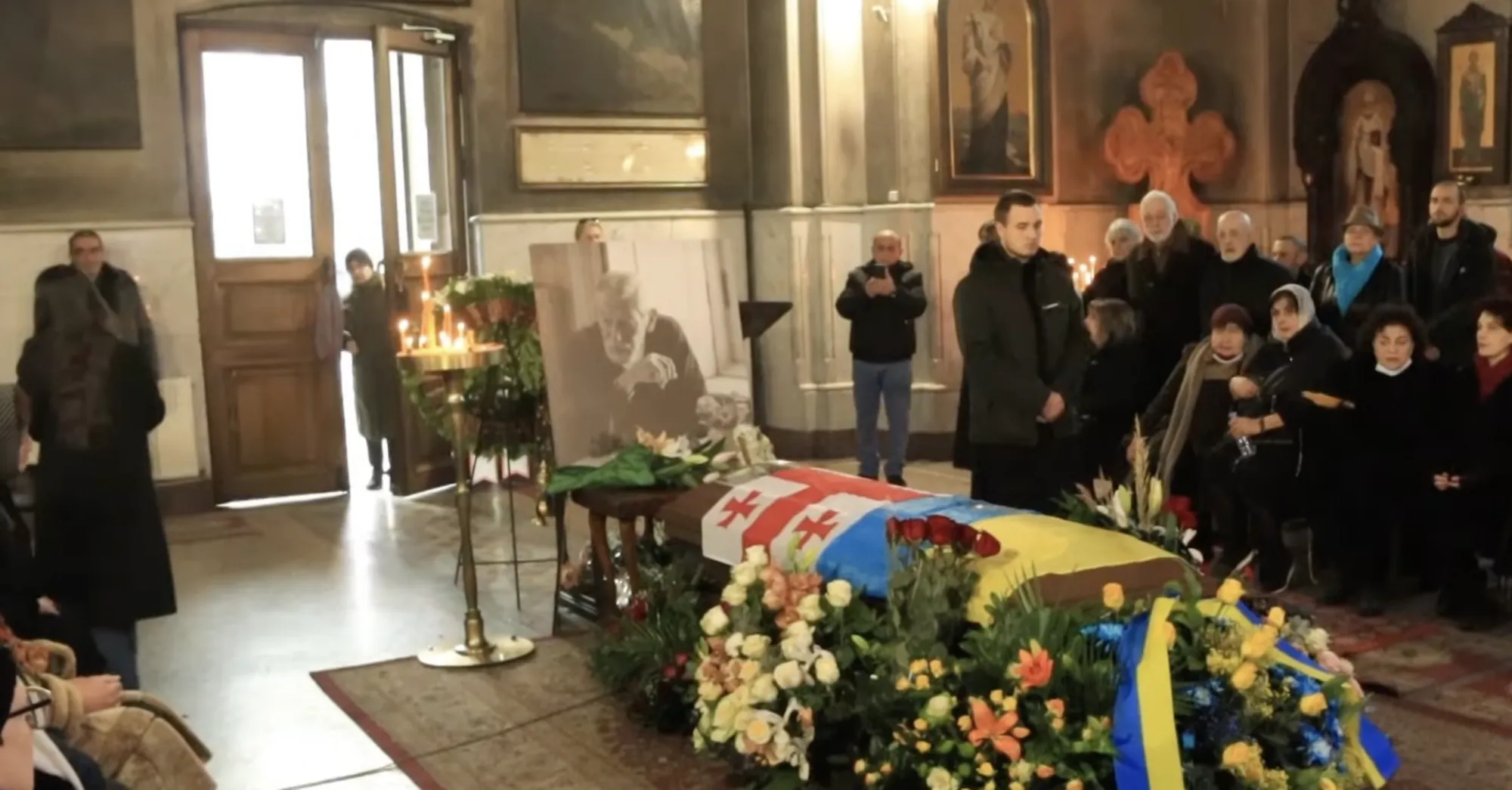 Труну Вахтанга Кікабідзе вкрили українським прапором: як пройшло прощання з актором у Тбілісі
