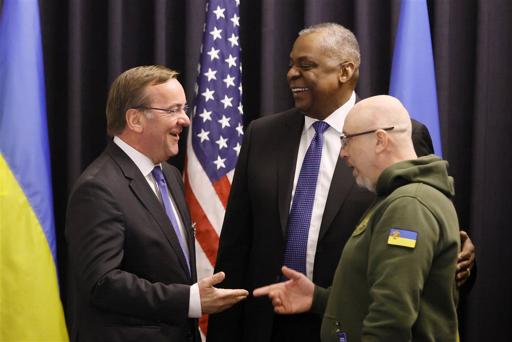 Міністр оборони США Ллойд Дж. Остін ( у центрі), міністр оборони України Олексій Резніков (праворуч) та міністр оборони Німеччини Борис Пісторіус (ліворуч) під засідання Контактної групи з питань оборони України на авіабазі США в Рамштайні, Німеччина, 20 січень 2023 р