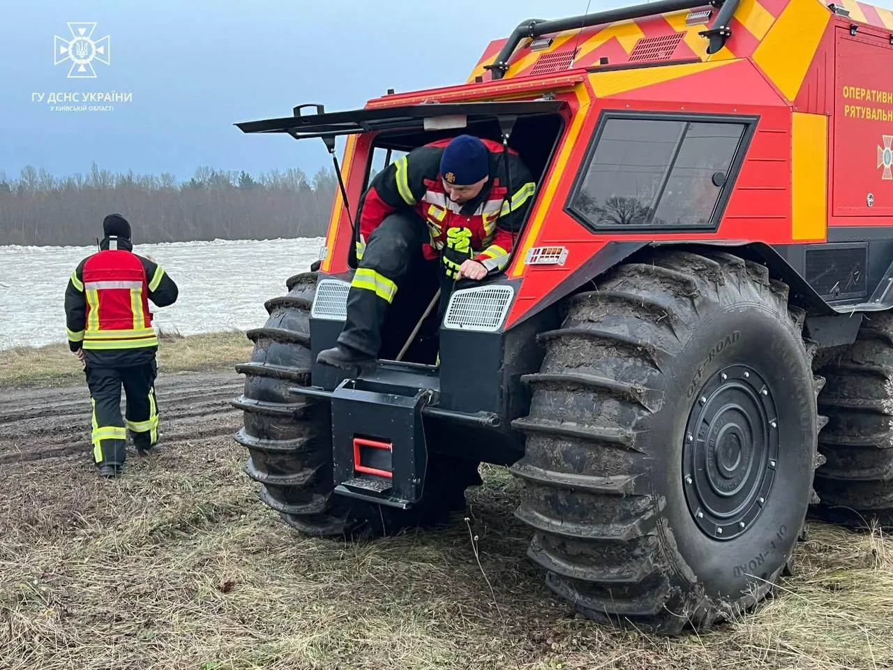 Під Києвом за допомогою вибуху ліквідували крижану пробку на Десні. Фото і відео dqxikeidqxidqrant