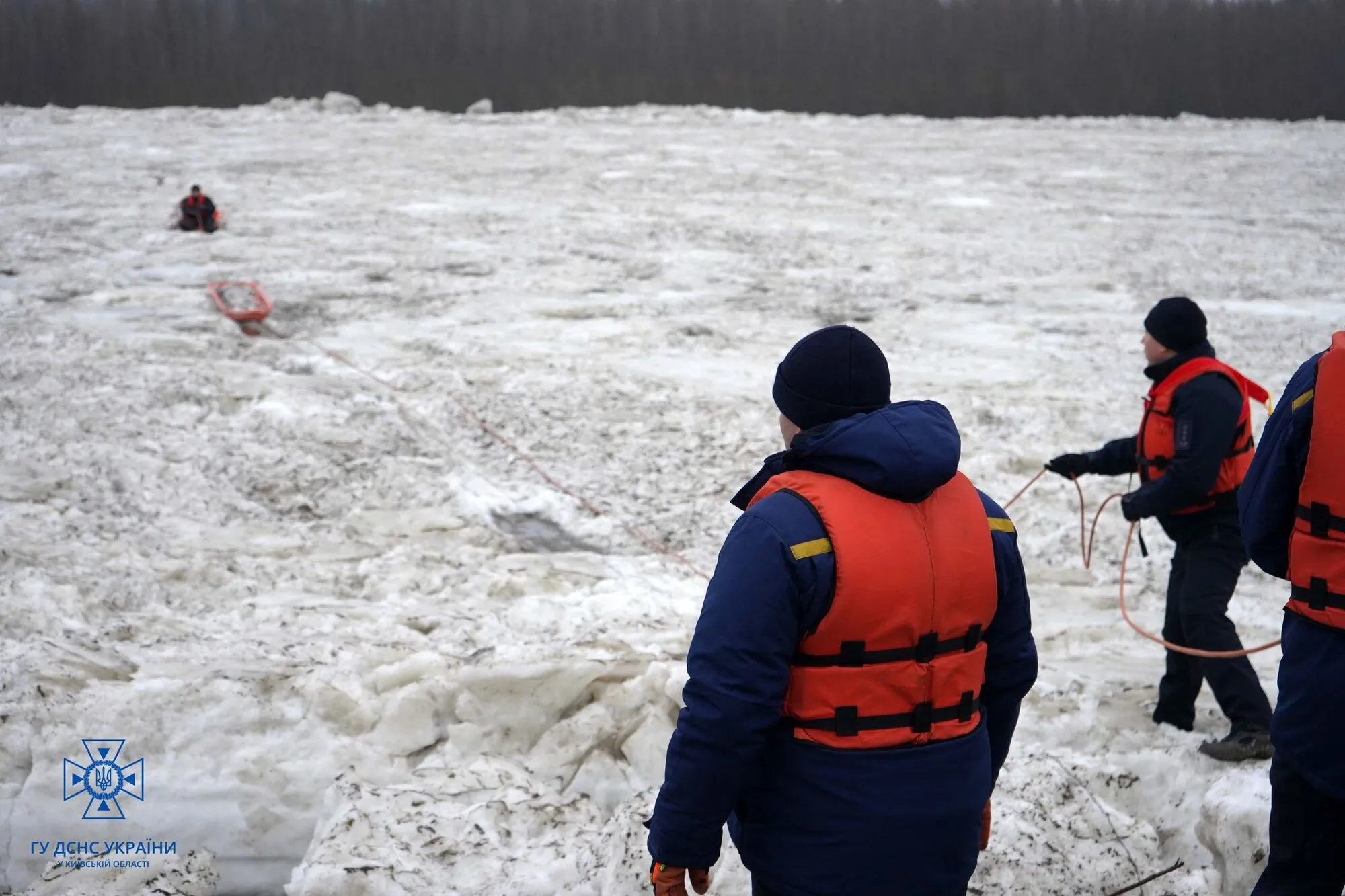 Під Києвом за допомогою вибуху ліквідували крижану пробку на Десні. Фото і відео