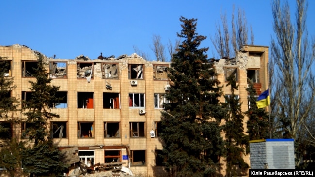 Разбиты здания в поселке Высокополье в Херсонской области, январь 2023 года