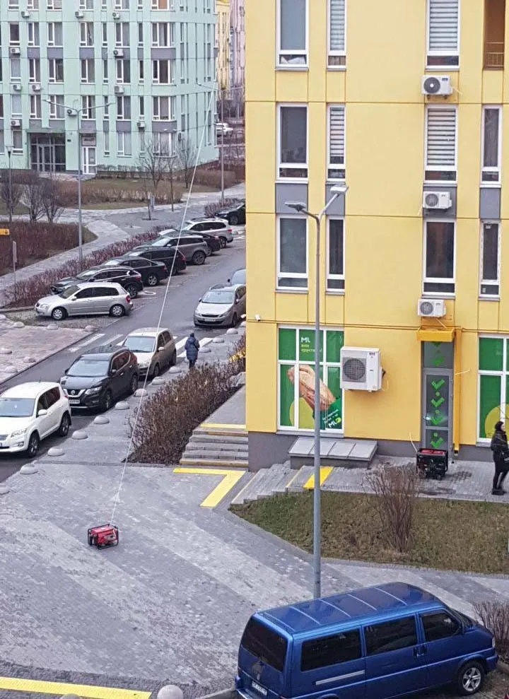 У Києві мешканці багатоповерхівок продовжують винахідливо вирішувати проблему з відключенням світла. Фото dqxikeidqxidqrant