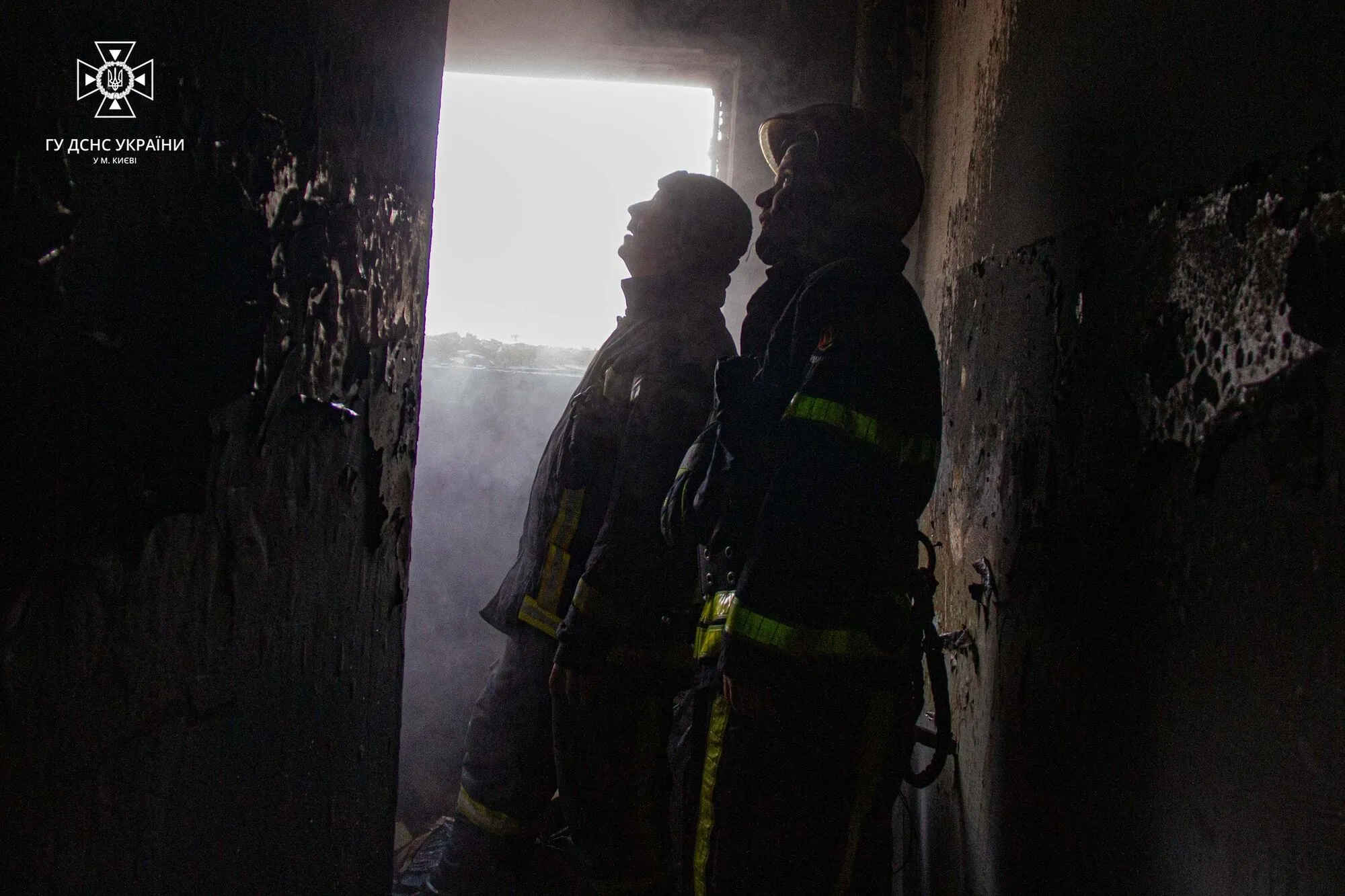 У Києві під час пожежі у багатоповерхівці постраждав чоловік, який намагався самостійно загасити вогонь. Фото