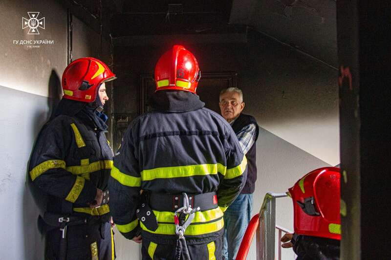 У Києві під час пожежі у багатоповерхівці постраждав чоловік, який намагався самостійно загасити вогонь. Фото