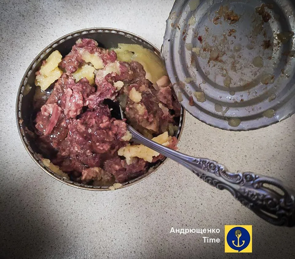 Окупанти в Маріуполі видають пенсіонерам гнилий тушонку як dqxikeidqxidqrant