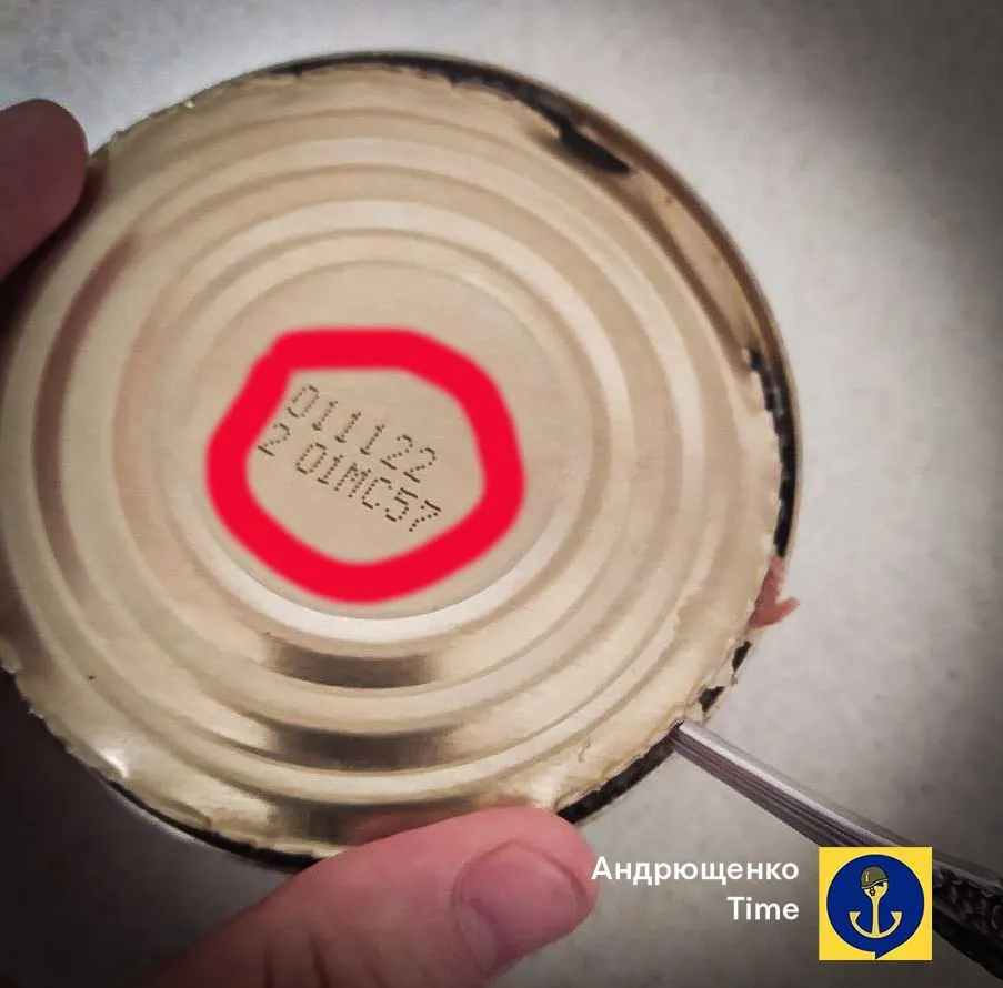 Окупанти в Маріуполі видають пенсіонерам гнилий тушонку як