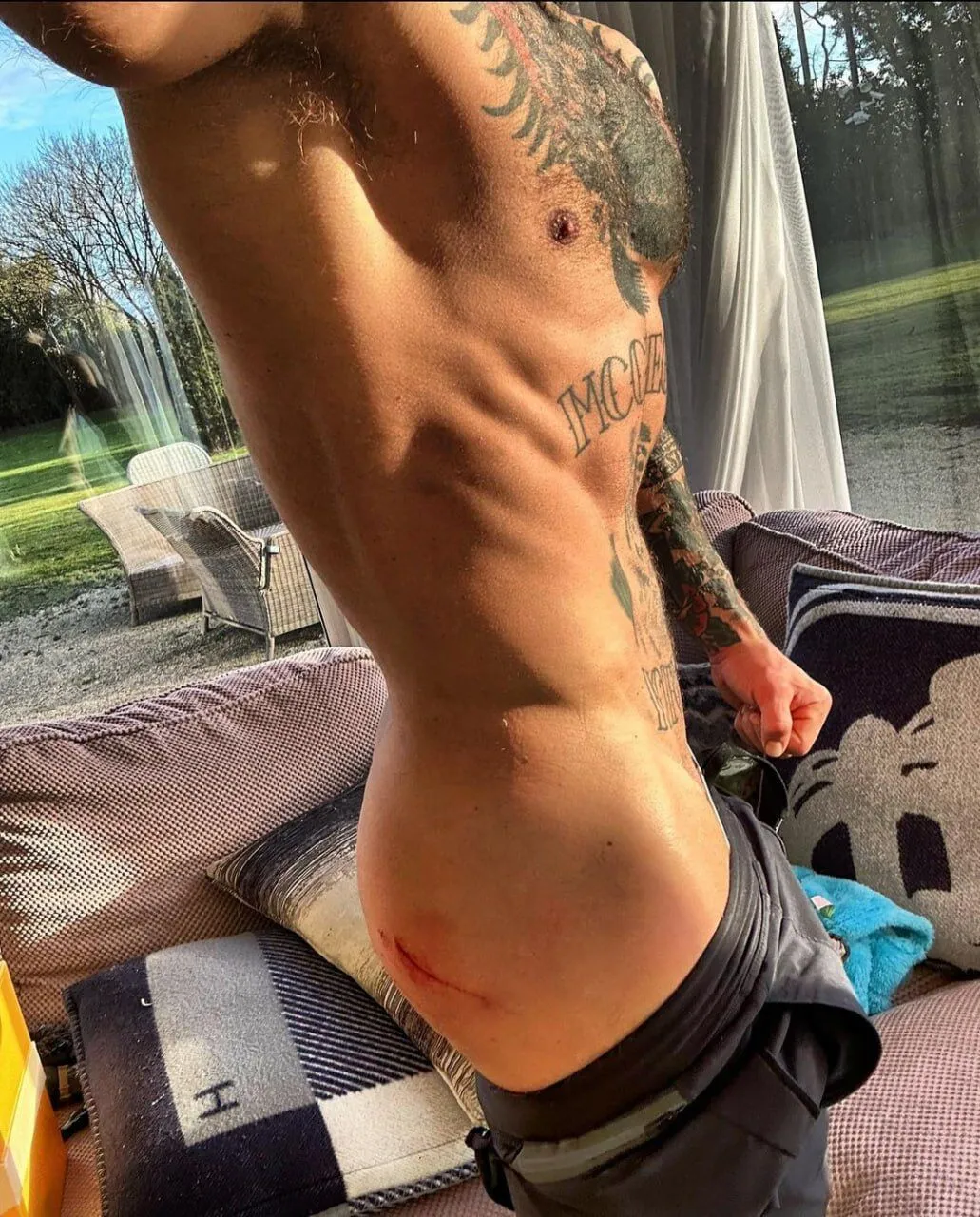 Конора МакГрегора, який захоплювався Путіним, збила машину під час тренування. Відео dqxikeidqxidqrant