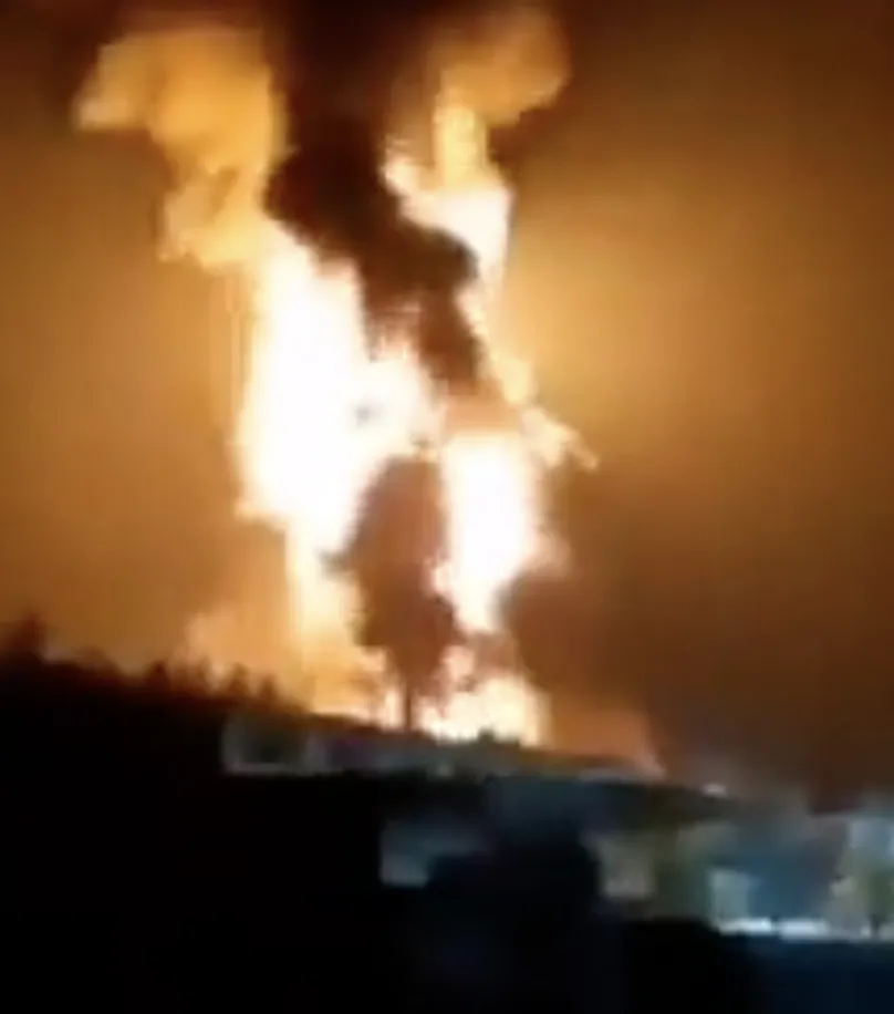 В Иране вспыхнул мощный пожар на нефтеперерабатывающем предприятии. Видео