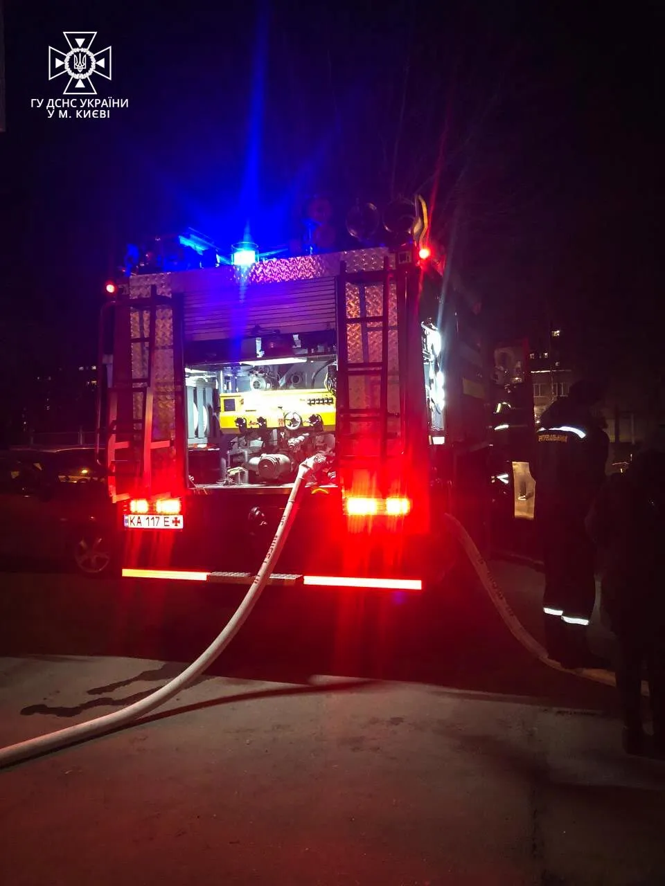 У Києві горіла квартира в багатоповерхівці: загинув чоловік, серед врятованих є діти. Фото dqxikeidqxidqrant