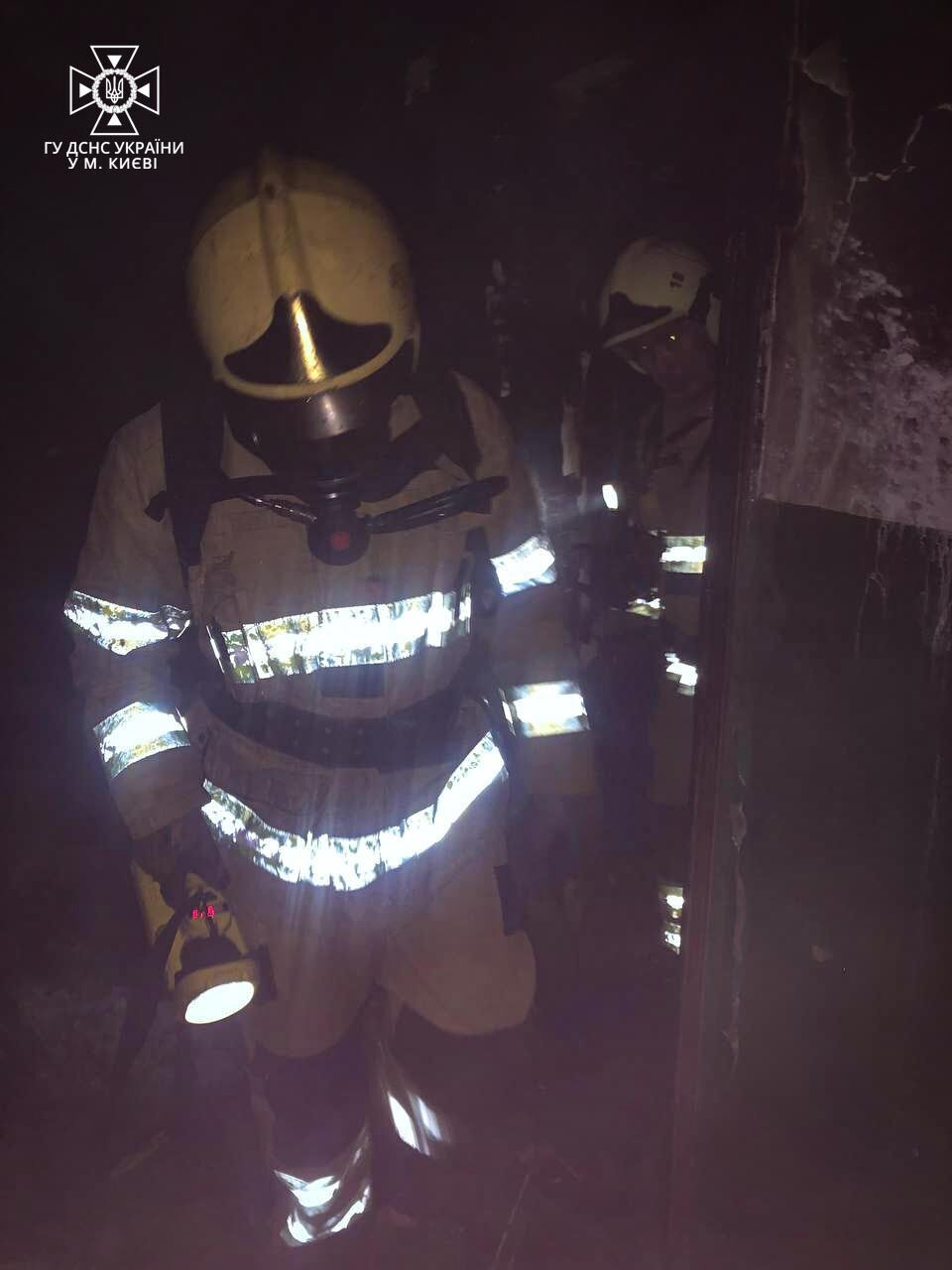 У Києві горіла квартира в багатоповерхівці: загинув чоловік, серед врятованих є діти. Фото