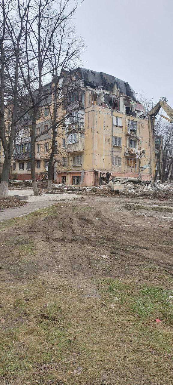 В Мариуполе сносят разрушенные дома dqxikeidqxidqrant