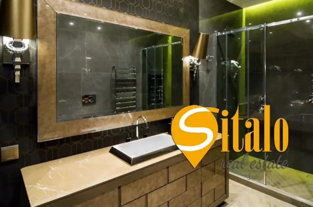 У дворівневому житлі є 5 спалень.